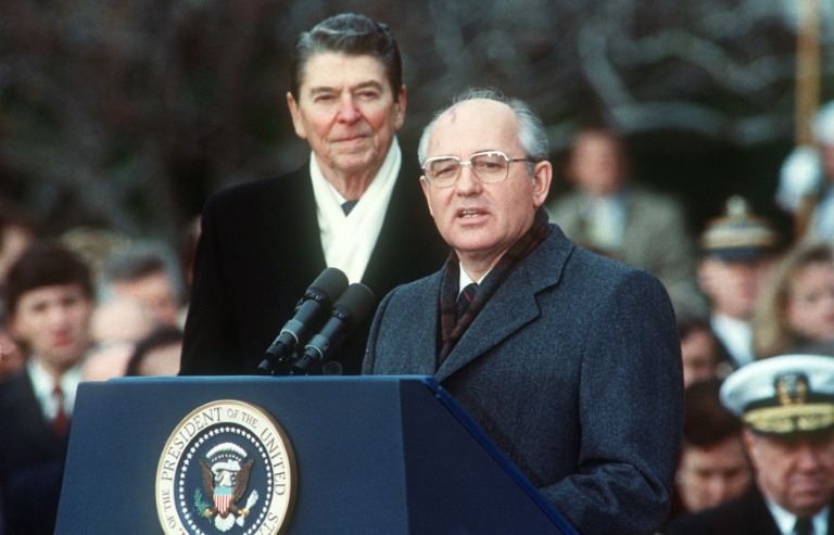 Ronald Reagan et Mikhaïl Gorbatchev lors d'un sommet sur l'armement nucléaire, le 8 décembre 1987 à Washington (crédit : AFP/ Jérôme Delay)