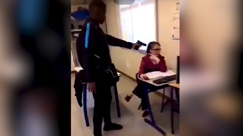Le 18 octobre, un élève a braqué une arme factice sur sa professeure en pleine classe, à Créteil (Val-de-Marne). (dpierre94)