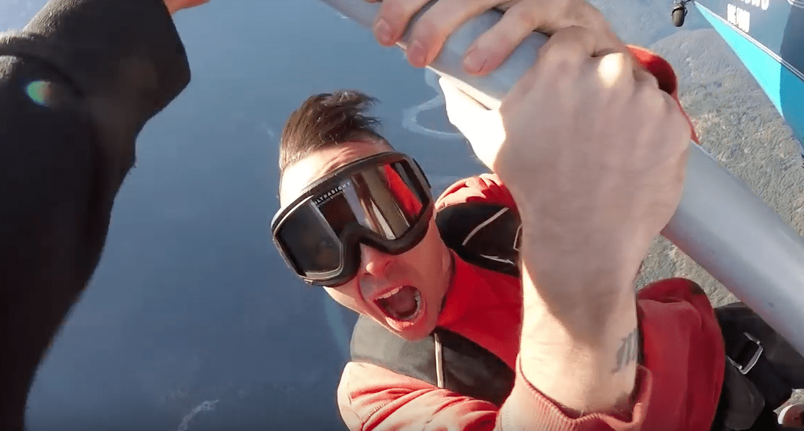 Le rappeur canadien Jon James est décédé en tombant de l'aile d'un avion sur lequel il tournait un clip (crédit : YouTube)