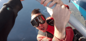Le rappeur canadien Jon James est décédé en tombant de l'aile d'un avion sur lequel il tournait un clip (crédit : YouTube)
