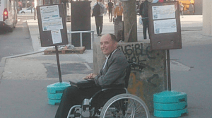 un chauffeur de bus fait descendre ses passagers pour laisser monter une personne en fauteuil roulant
