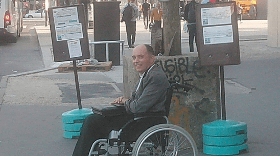 un chauffeur de bus fait descendre ses passagers pour laisser monter une personne en fauteuil roulant