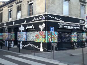 Exposition de Street Art sur la façade de l'agence éphémère de MAB