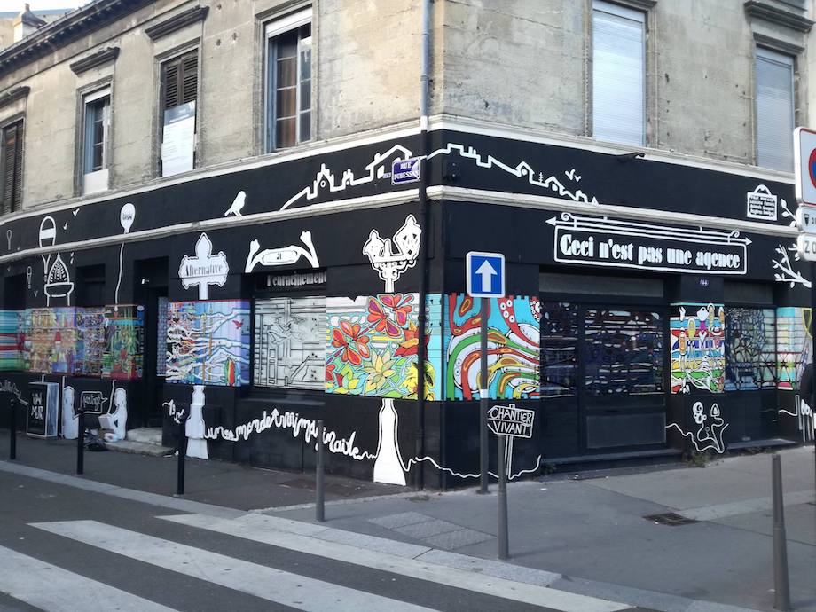 Exposition de Street Art sur la façade de l'agence éphémère de MAB