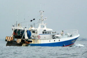 Bateau de pêche en pleine mer