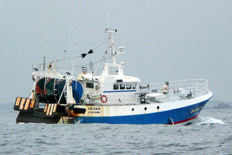 Bateau de pêche en pleine mer