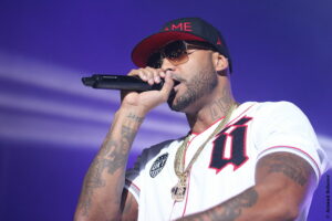 Booba vend son livre à 300 euros