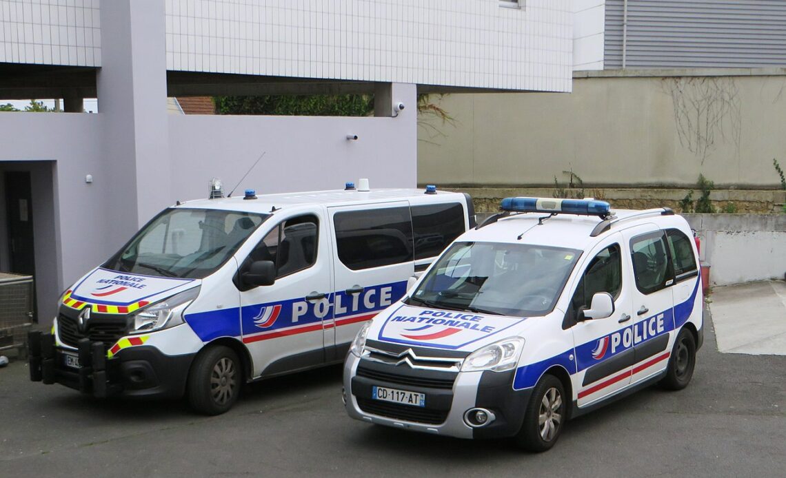 Un homme ivre attaque une gendarmerie à la hache