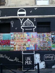 Collaboration avec des artistes pour revêtir la façade de l'agence