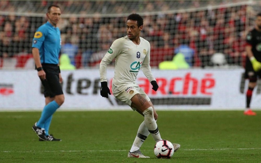 Neymar ballon au pied pendant le match