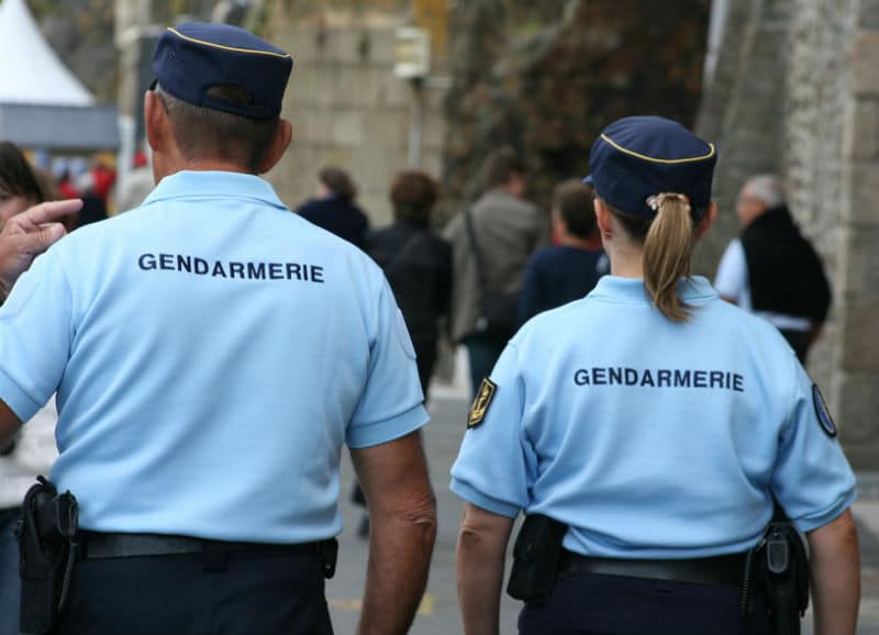 Photo de gendarmes de dos
