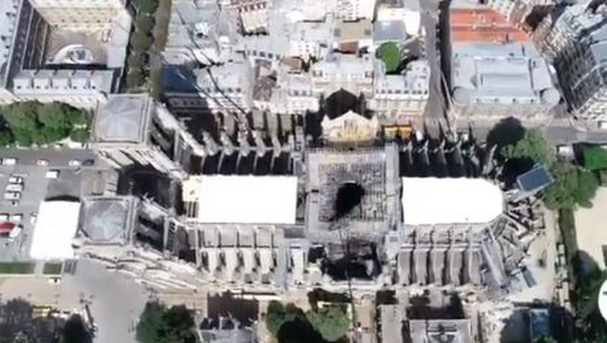 Photo aérienne de Notre Dame et sa bâche