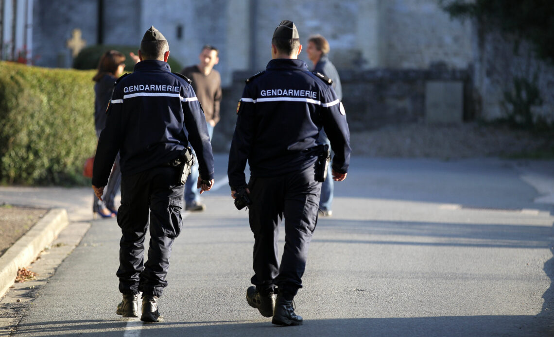 Photo de gendarmes de dos