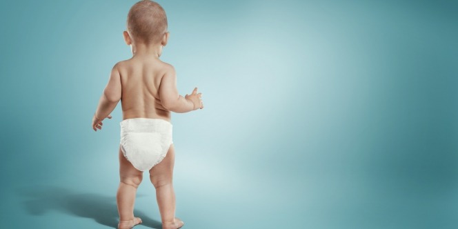 Photo d'un bébé de dos portant une couche