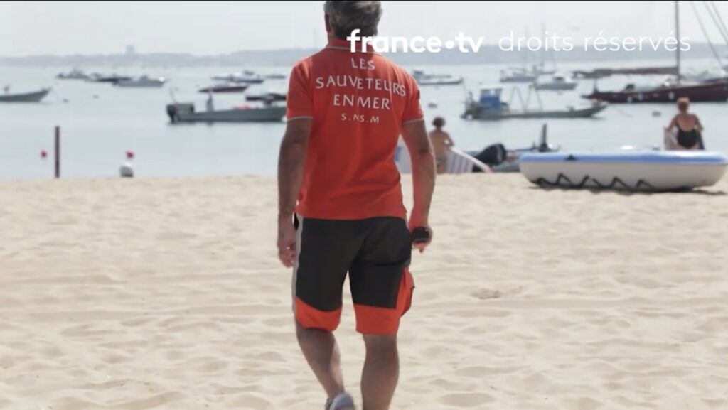 Bruno de dos avec son t shirt sauveteur en mer