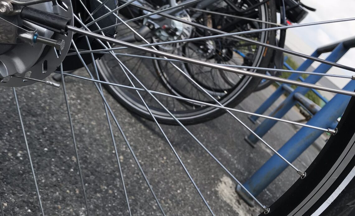 Image d’illustration de l’article, on voit des rayons de roue de velo