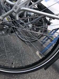 Image d’illustration de l’article, on voit des rayons de roue de velo