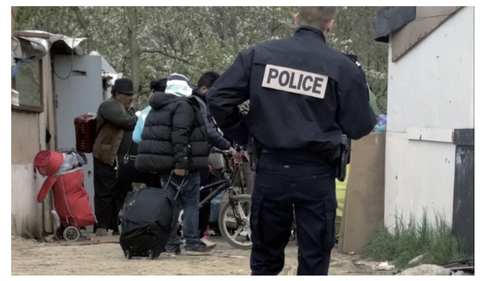 Photo d’illustration avec des expulsés et un policier en premier plan
