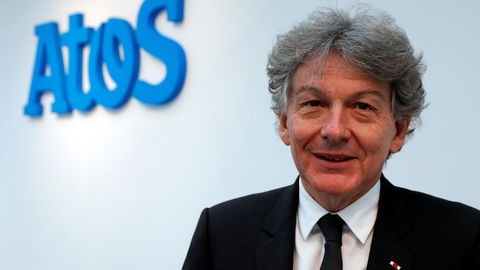 Thierry Breton devant le logo de son ancienne entreprise Atos 