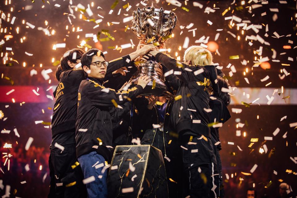 La Team FunPlus Phoenix soulevant le trophée 
