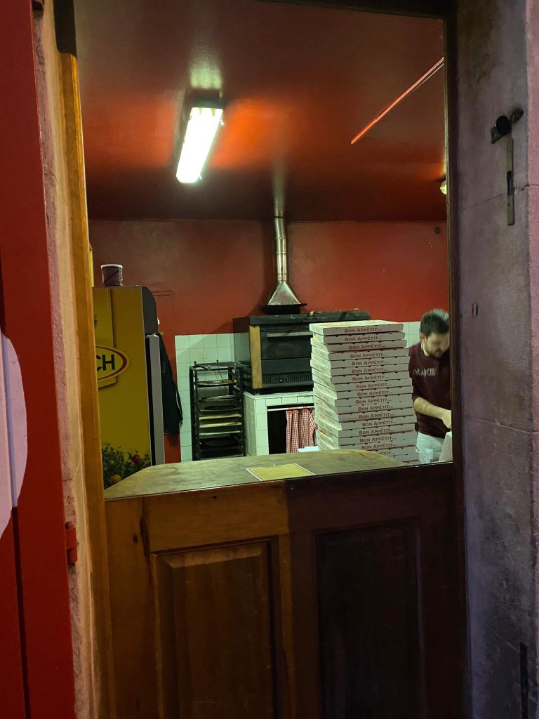 L'intérieur de la pizzéria L'Arène des pizzas