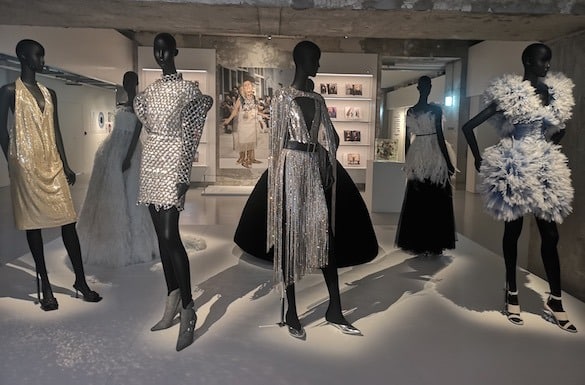 Photos de quatres pièces iconiques apparues dans les pages d'Harper's Bazaar présentée sur mannequin.