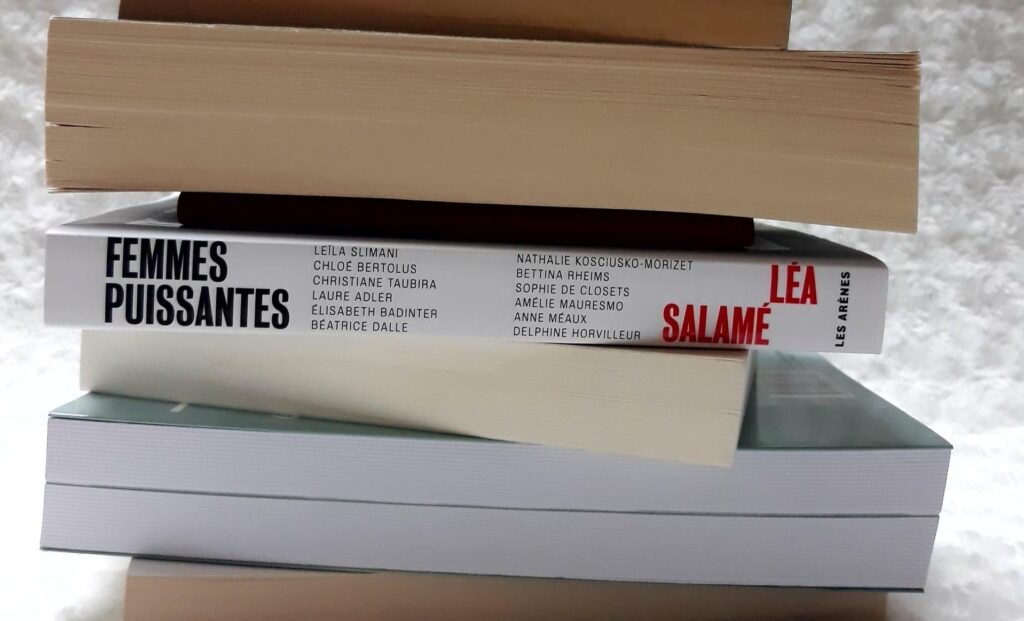 Tranche du livre Femmes puissante de Léa Salamé avec les noms des douzes participantes aux interviews : Leila Slimani, Chloé Bertolus, Christiane Taubira, Christianne Adler, Elisabeth Badinter, Béatrice Dalle, Nathalie Kosciusko-Morizet, Bettina Rheims, Sophie De Closets, Amélie Mauresmo, Anne Méaux et Delphine Horvilleur. 