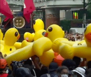 Des canards en plastique manifestent en Thaïlande