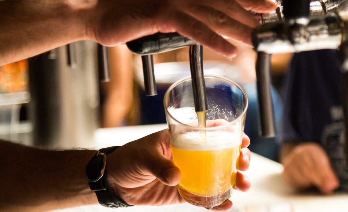 Un homme laisse un pourboire de 3.000 dollars pour une bière