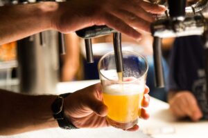 Un homme laisse un pourboire de 3.000 dollars pour une bière