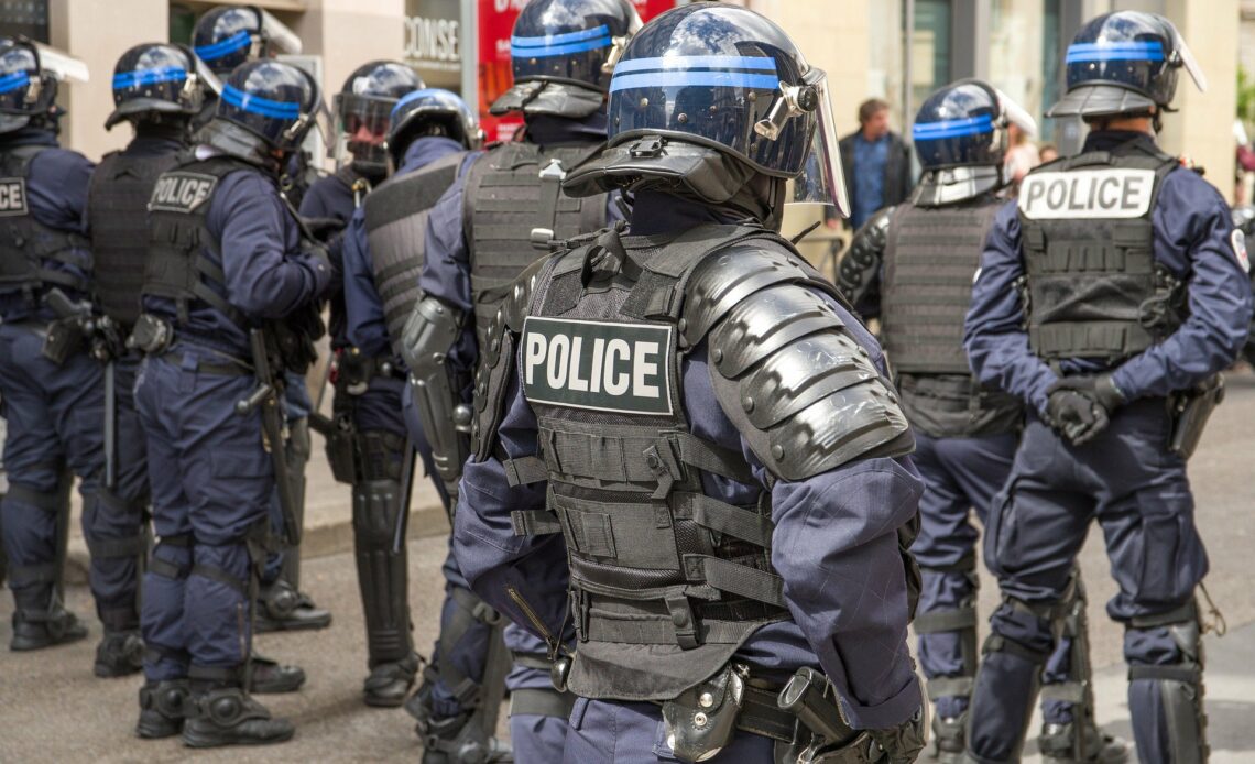 Trois policiers suspendus après une violente interpellation