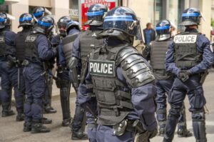 Trois policiers suspendus après une violente interpellation