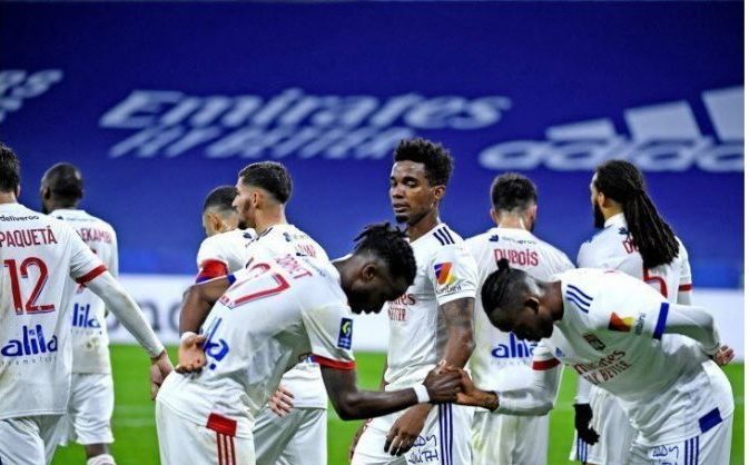 Les lyonnais célébrant le but du 3 à 0 contre le FC Nantes au Groupama Stadium