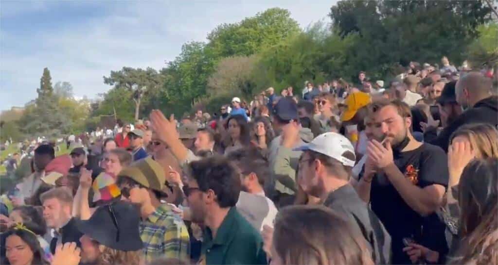 fête improvisée Buttes-Chaumont