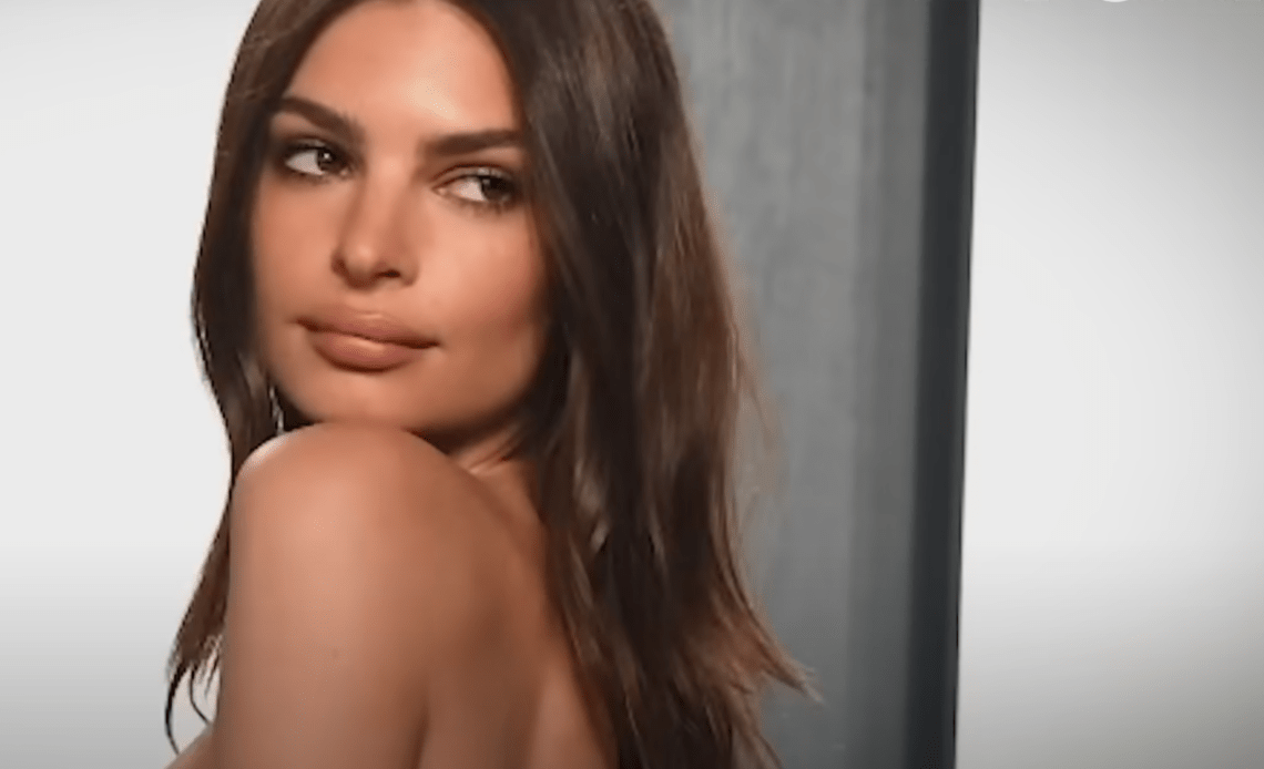 Emily Ratajkowski attouchement