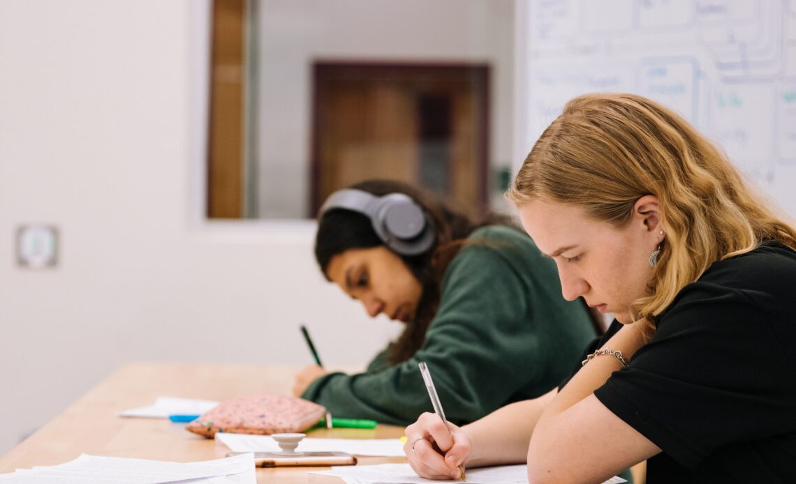 partiels examens maintenus présentiel janvier 2022 étudiants universités Frédérique Vidal