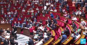 Photo illustration assemblée nationale Rémy Rebeyrotte député Renaissance salut nazi RN