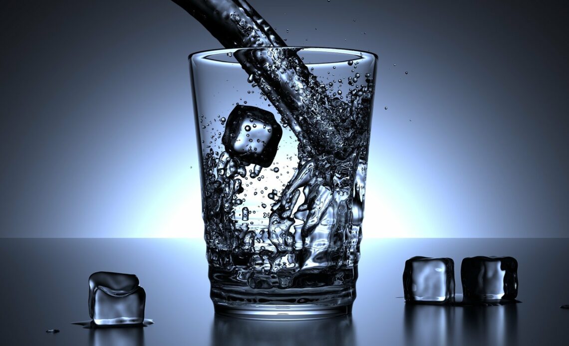 boire un verre d'eau glacée pendant la canicule quand il fait chaud mauvaise idée