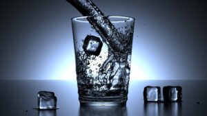 boire un verre d'eau glacée pendant la canicule quand il fait chaud mauvaise idée