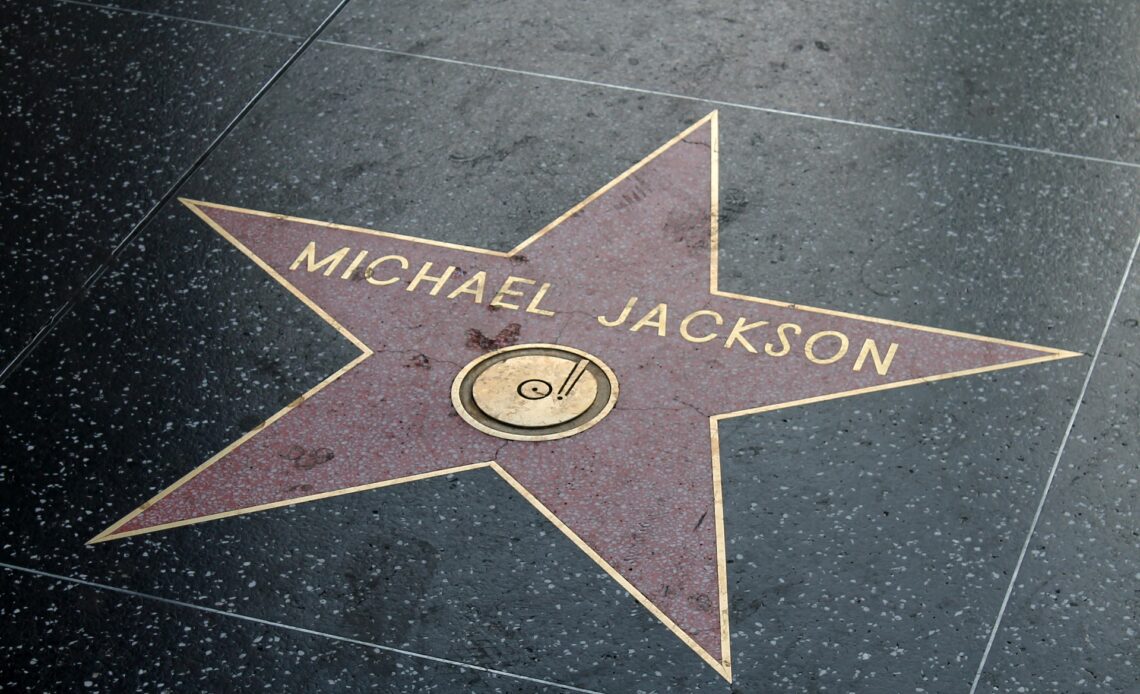 Michael Jackson suppression titres compilation Sony Spotify Apple music YouTube polémique Jason Malachi