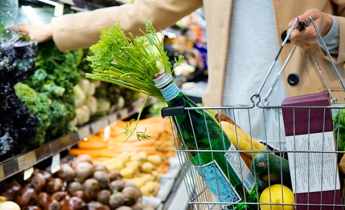 Marché fruits, légumes, épicerie, immersion