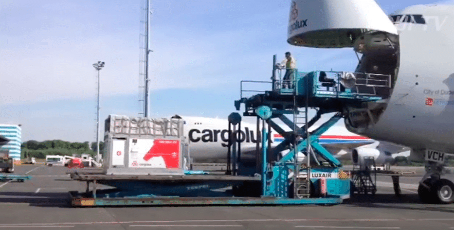 "Ecurie volante" à gauche qui s'apprête à être chargée dans l'avion-cargo.