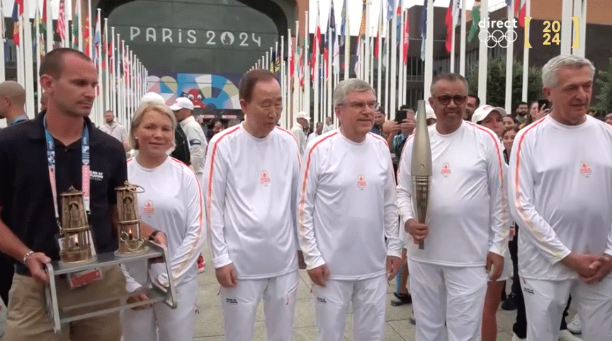 les cinq porteurs de la flamme olympique
