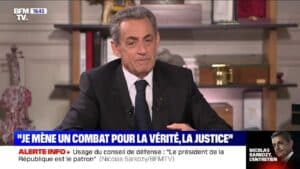 Nicolas Sarkozy en costume noir, lors d'une interview pour BFM TV.