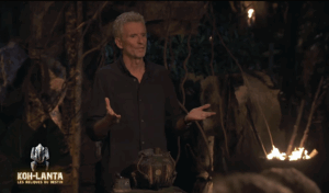 Denis Brogniart derrière l'urne de l'ultime vote pour la finale de Koh-Lanta